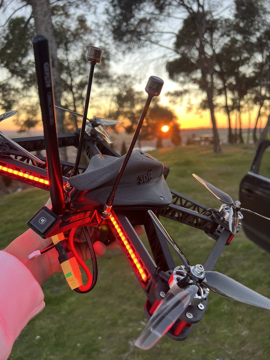 Detalle real del Ghost X7 con luces y antenas